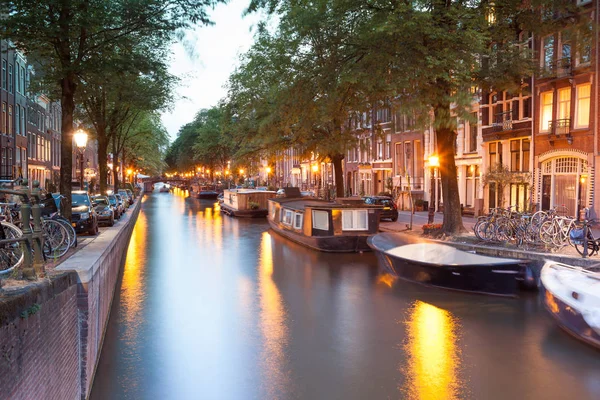 Romantische Amsterdam in de avond — Stockfoto