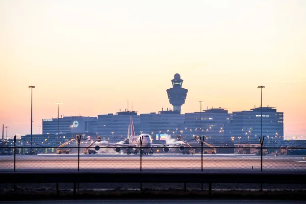 Aéroport d'Amsterdam au lever du soleil — Photo