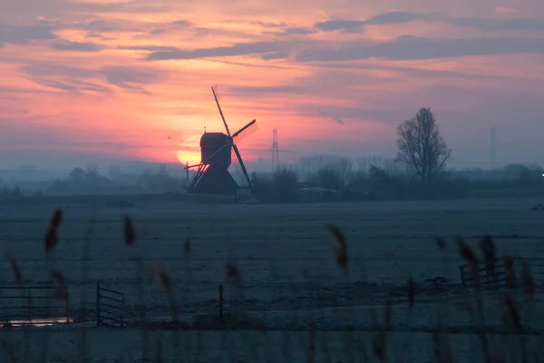 Windmühle bei nebligem Sonnenaufgang lizenzfreie Stockfotos