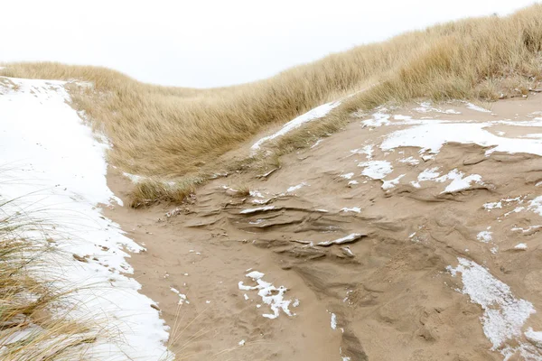 Schnee am Sandstrand Stockbild