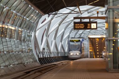 Şehir merkezinde bulanık tramvay