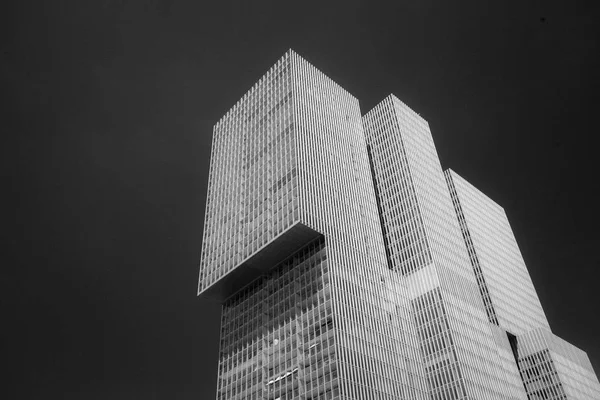 Edificio moderno en el fondo del cielo — Foto de Stock