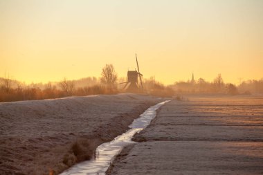 Gün batımında kışın yel değirmeni