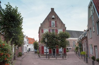 Binalar, ağaçlar ve çalılar rahat backstreet görünümünü