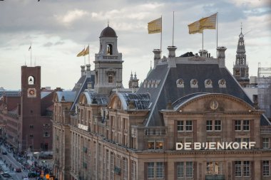 Binalar, insanlar ve taşıma, Amsterdam, Hollanda ile şehrin havadan görünümü.