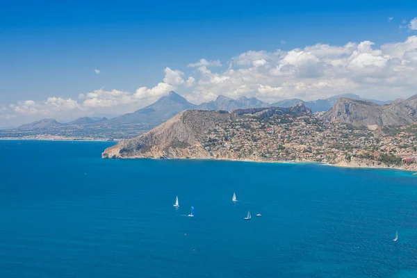 Vista Panoramica Mare Città Montagne Cielo Nuvoloso — Foto Stock