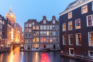 Akşam city binalar, nehir ve yansıma göster.