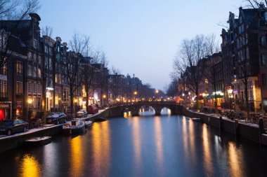 Dusk bina, köprü, gemi, araba ve bisiklet yolu üzerinde olan şehirde görünümünü