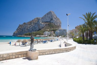  Kum plaj ve doğal Park Penyal d'Ifac arka planda, Calpe, İspanya