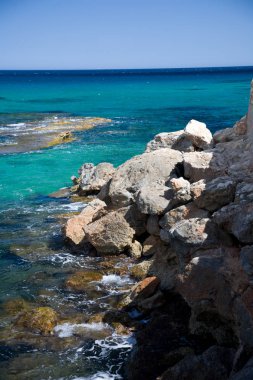 Mavi deniz ve plaj doğal görünümünü 