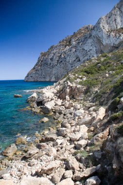 Mavi deniz ve plaj doğal görünümünü 