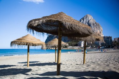 Mavi deniz ve plaj doğal görünümünü 