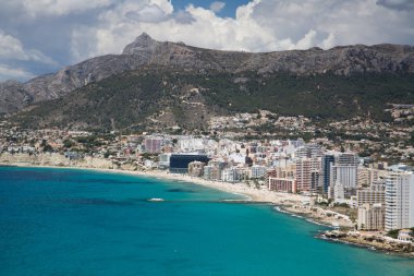 Mavi deniz, şehir ve bulutlu gökyüzü doğal görünümünü