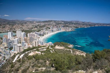 Mavi deniz, şehir ve bulutlu gökyüzü doğal görünümünü