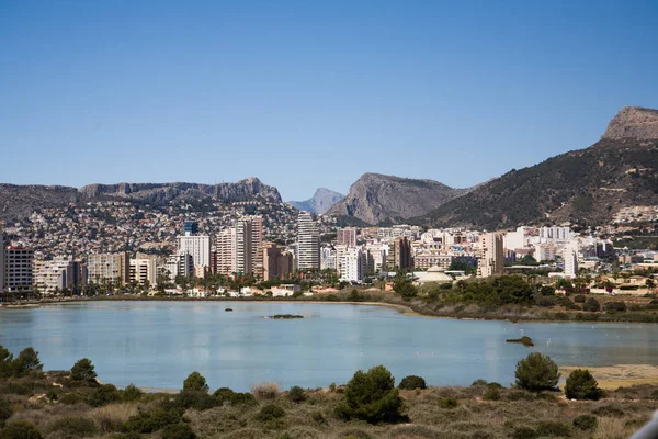 Vista Panoramica Del Mare Blu Città Cielo Nuvoloso — Foto Stock