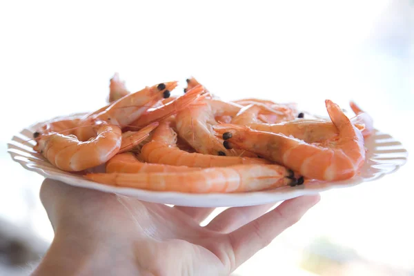 Man Holding Roasted Shrimps Close — Stock Photo, Image