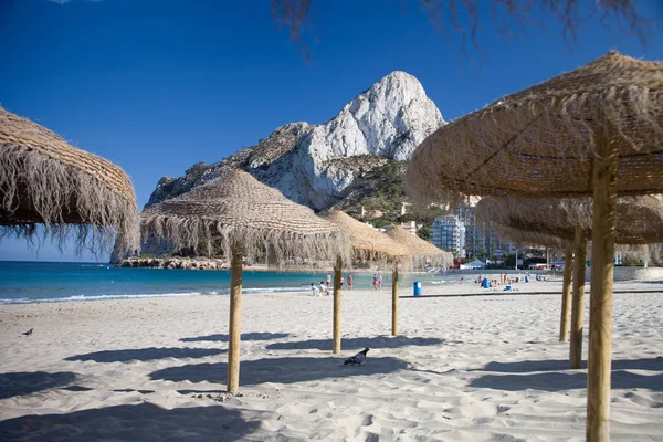 Mavi deniz ve plaj doğal görünümünü. Calpe popüler turist resort. Alicante Eyaleti, İspanya