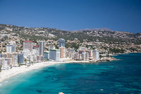 Vista Panoramica Del Mare Blu Città Cielo Nuvoloso — Foto Stock