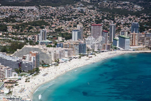 Vacker Utsikt Över Blå Havet Staden Och Molnig Himmel — Stockfoto