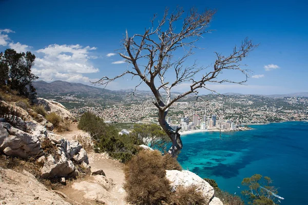 Vista Panoramica Del Mare Blu Città Cielo Nuvoloso — Foto Stock