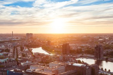 Günbatımı güzel Rotterdam şehirde bağlantı noktası üzerinden