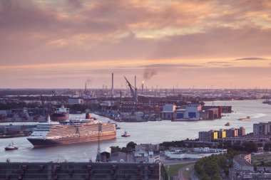 Rotterdam, Hollanda - 30 Temmuz 2017: Kraliçe Elizabeth gemisi Rotterdam çıkılıyor