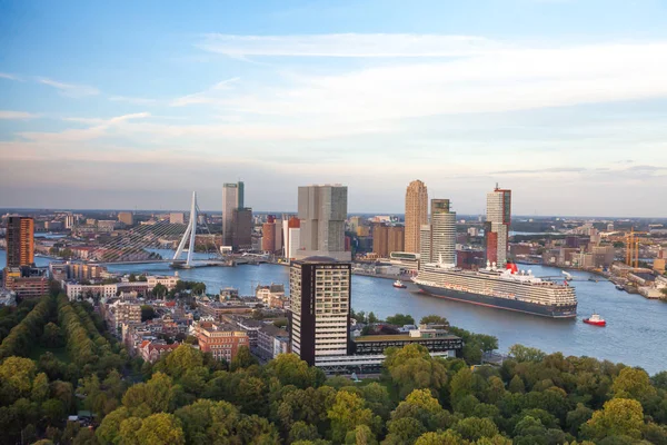 Rotterdam Países Bajos Julio 2017 Crucero Queen Elizabeth Lujo Que — Foto de Stock