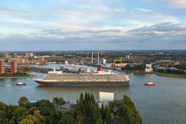 Rotterdam Netherlands July 2017 Queen Elizabeth Cruise Ship Exiting Rotterdam — Stock Photo, Image