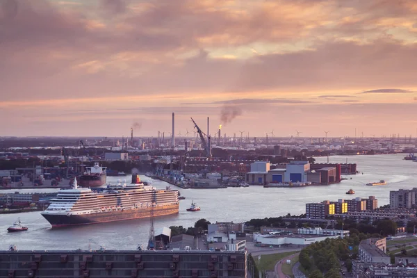Rotterdam Netherlands July 2017 Queen Elizabeth Cruise Ship Exiting Rotterdam — Stock Photo, Image