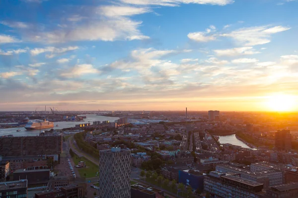 美しいロッテルダム市の港に沈む夕日 — ストック写真