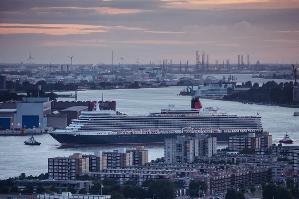 Rotterdam Netherlands July 2017 Queen Elizabeth Cruise Ship Exiting Rotterdam — Stock Photo, Image