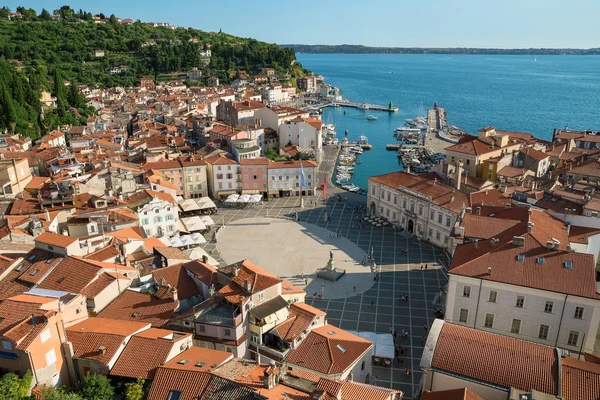 Feletti Piran kilátással a kikötő és a Tartini tér, Szlovénia — Stock Fotó