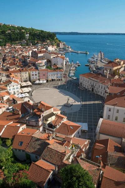 Feletti Piran kilátással a kikötő és a Tartini tér, Szlovénia — Stock Fotó
