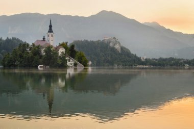 Bled Adası ve şafakta kalede Slovenya