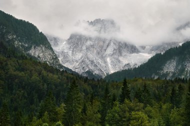 Slovenya bulutlu Alp Dağları