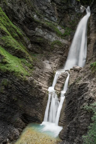Cascada de Martuljek cerca de Gozd Martuljek, Eslovenia — Foto de Stock