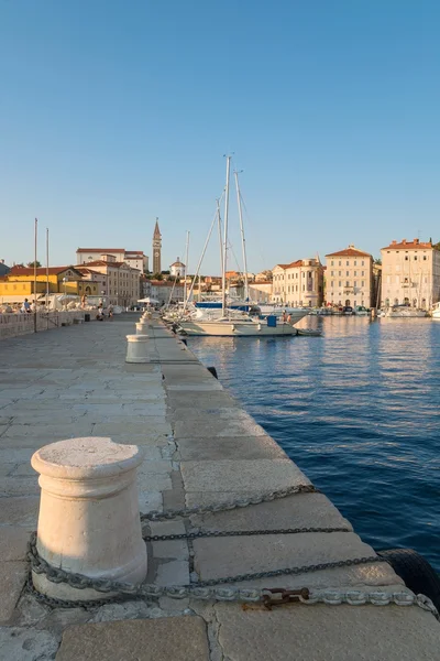 Bağlantı noktası Piran tekneler ve St. George Kilisesi, Slovenya