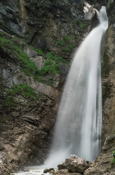 Primer plano de la cascada de Martuljek cerca de Gozd Martuljek, Eslovenia — Foto de Stock