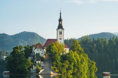 Bled Adası closeup tekne ve Lake Bled içinde Sloveni üzerinde pletna