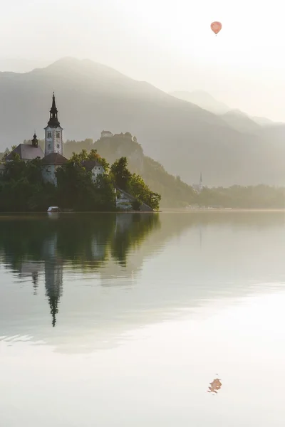 Ada ve kale Slovenya Lake Bled üzerinde hava balonu