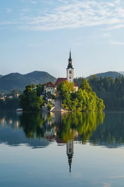 Bled Adası closeup ve Slovenya Lake Bled üzerinde pletna