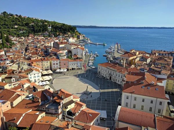 Nézet felülről Piran port és a Tartini tér, Szlovénia — Stock Fotó