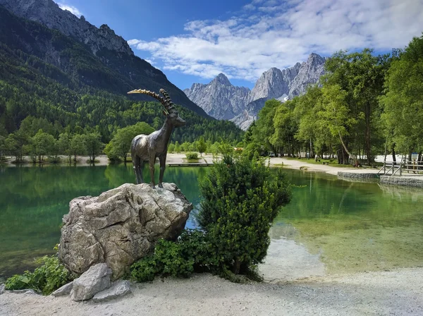 Kranjska Gora, Slovenya Lake Jasna ve dağ keçisi heykeli
