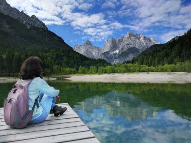 Julian Alps pier Slovenya üzerine oturan kız ile görünümünü
