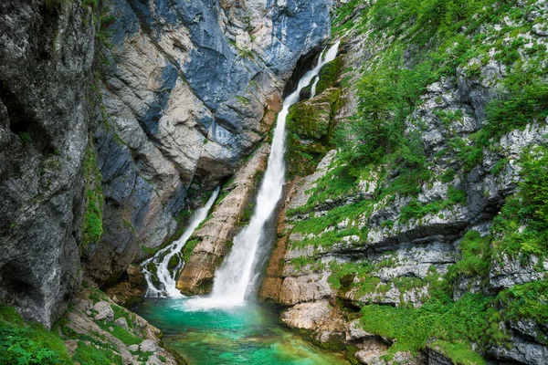 Cascada de Savica cerca de Bohinj en el Parque Nacional de Triglav, Eslovenia — Foto de Stock