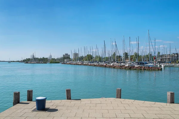 Port av Balatonfüred och Balatonsjön med båtar, Ungern — Stockfoto