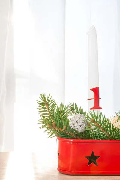 İlk advent mum Noel Noel çelenk