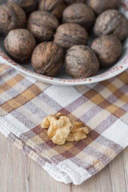 Ceviz taneleri ve arka planda bütün ceviz