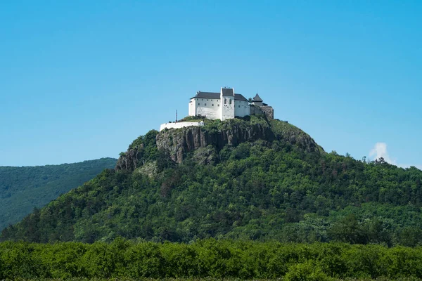 Castelo Fuzer no topo da colina na Hungria — Fotografia de Stock