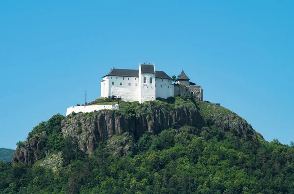 Castelo Fuzer no topo da colina no leste da Hungria — Fotografia de Stock